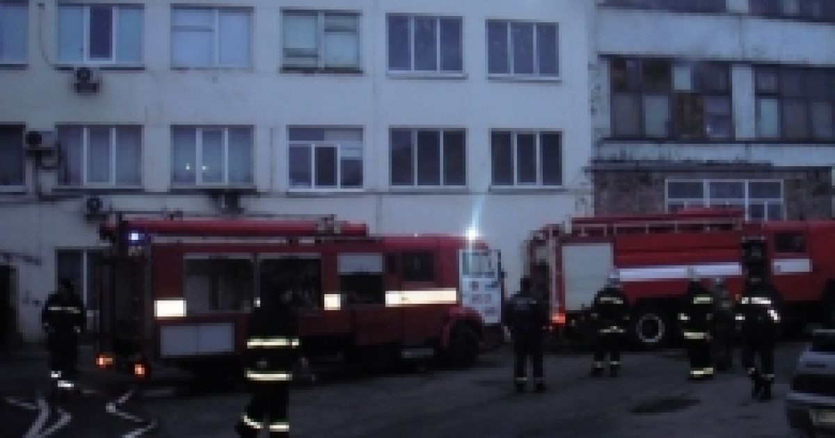 Возгорание произошло на первом этаже в комнате отдыха для охраны здания.