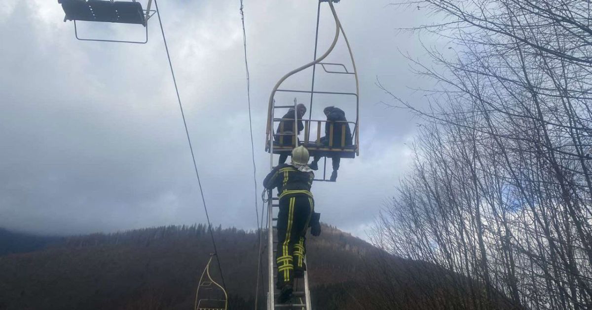 На Закарпатті рятувальники зняли 22 туристів зі зламаного підйомника