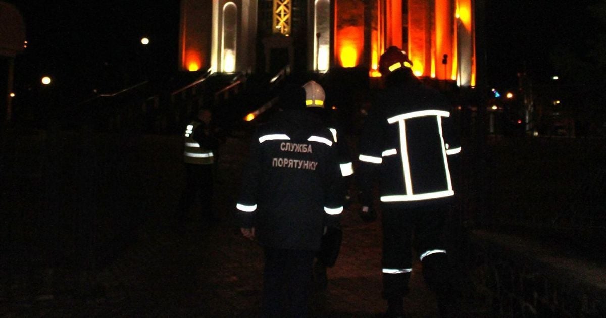 Протипожежна світломузика. Рівненські рятувальники зіграли "Щедрика" на пожежних авто