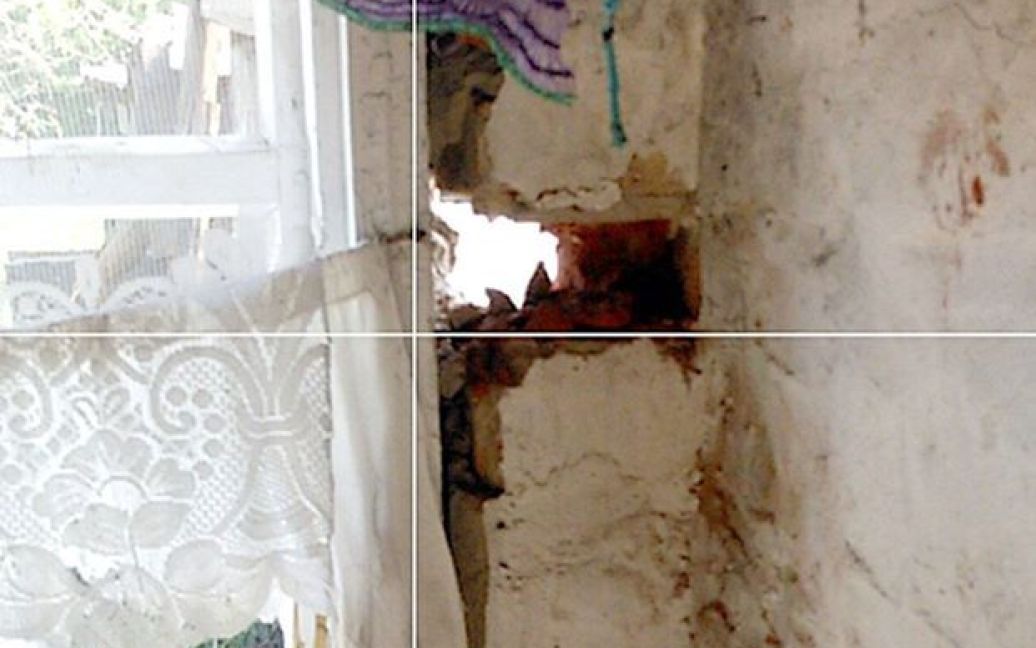 Через обстріл бойовиків було пошкоджено шість будинків мирних мешканців Мар&#039;їнки / © Facebook/прес-центр штабу АТО