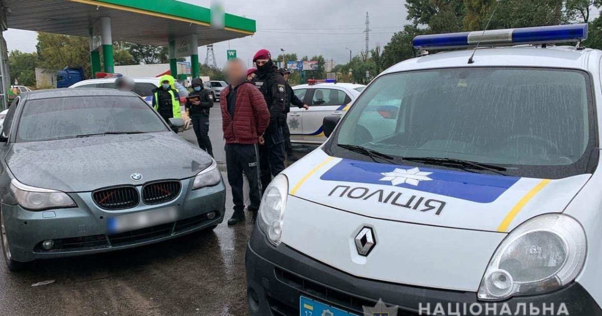 У центрі Полтави біля зупинки чоловік стріляв у перехожого та затягнув у авто дівчину: фото