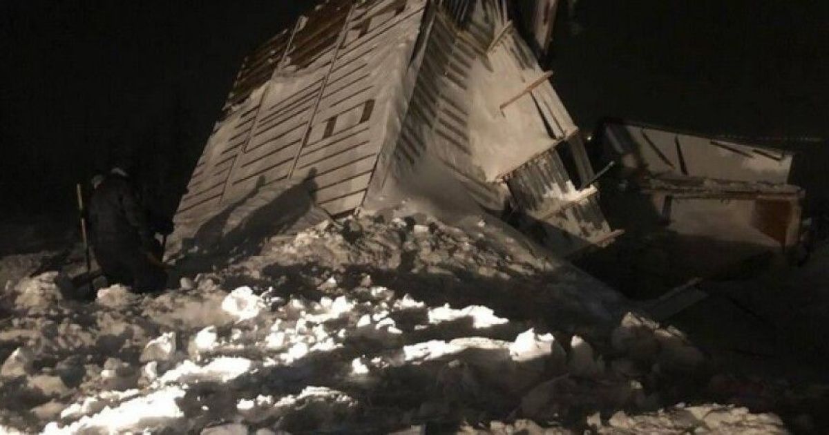 Сходження лавини в Росії: під завалами снігу знайшли тіла двох дорослих і дитини