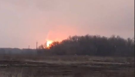 Мощный взрыв в Полтавской области: пожар продолжается, специалисты проверяют загрязненность воздуха