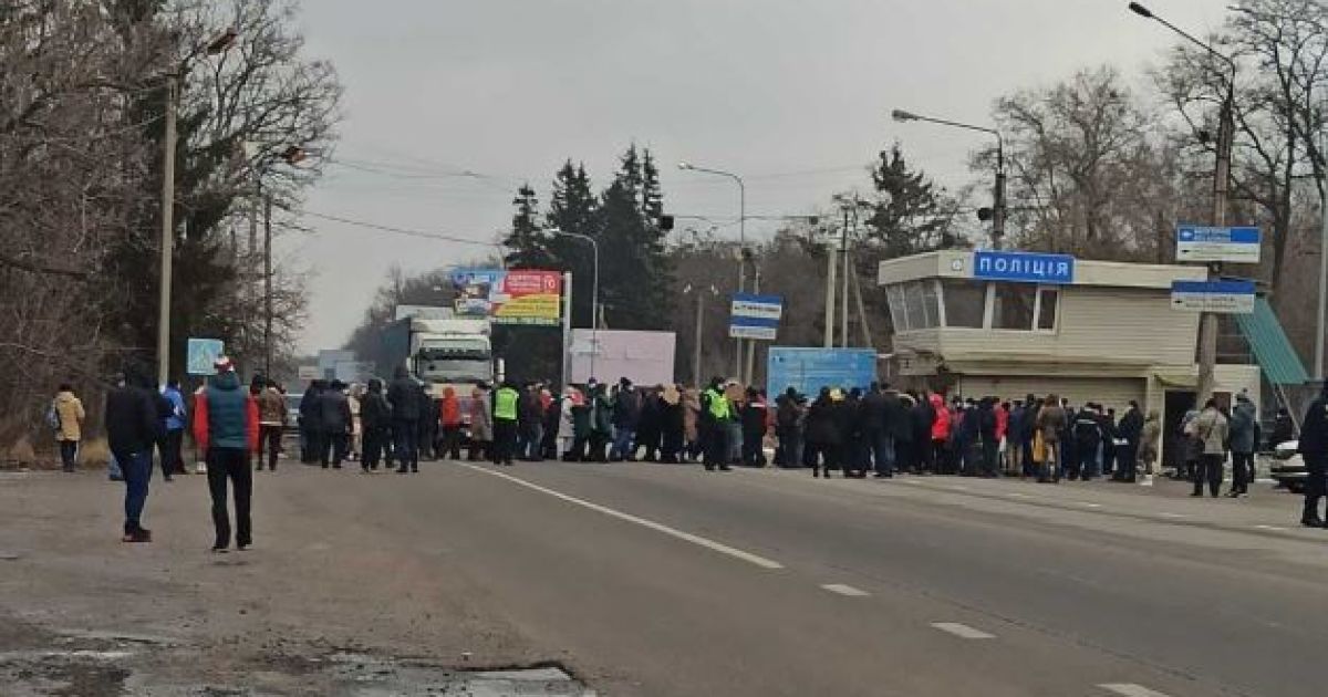 Під Харковом люди перекрили трасу через плату за комуналку