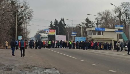 Під Харковом люди перекрили трасу через плату за комуналку