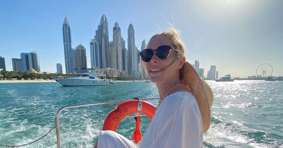 Екатерина Осадчая в купальнике пробежала по волнам моря