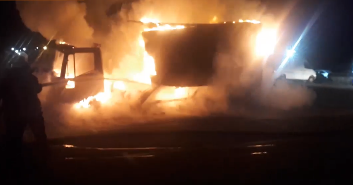 У Києві біля супермаркету згоріла вантажівка, вогонь перекинувся на інші автівки: відео