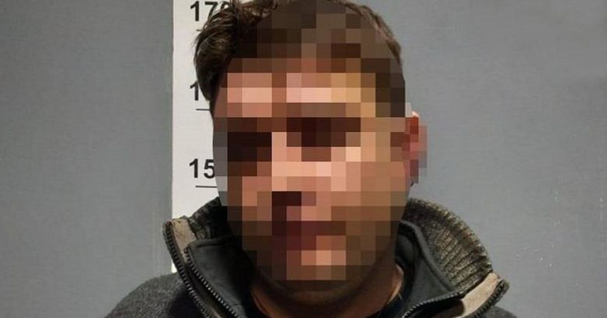 У Києві п’яний чоловік погрожував дружині та її дочці і зламав зап’ястя патрульному