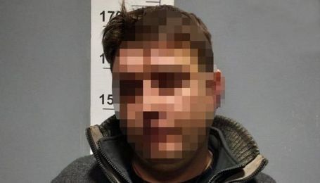 У Києві п’яний чоловік погрожував дружині та її дочці і зламав зап’ястя патрульному