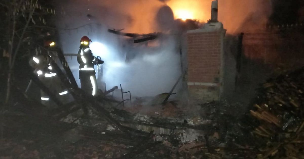У Києві згорів приватний будинок: фото