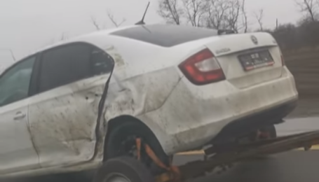 В Сети появилось видео, как в России Skoda буксирует сама себя: видео