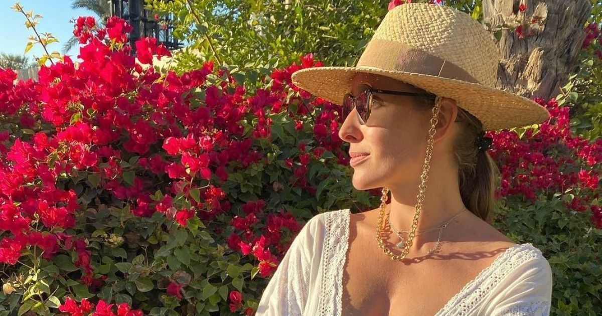 В белом платье-тунике: Катя Осадчая показала декольте и новые снимки из отпуска