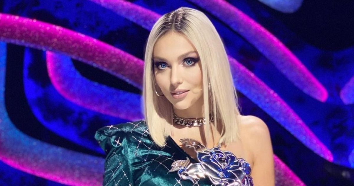 Оля Полякова у бікіні спокусливо позувала на пляжі