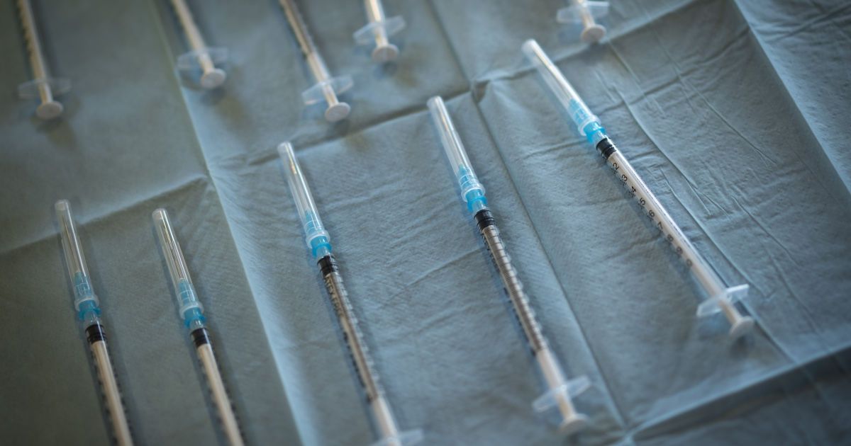 "Пандемія надовго": в Офісі президента розповіли, з ким Україна веде перемовини щодо вакцини