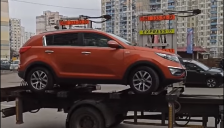 У Києві евакуатор намагався забрати на штрафмайданчик автівку, в салоні якої перебувала дитина (відео)