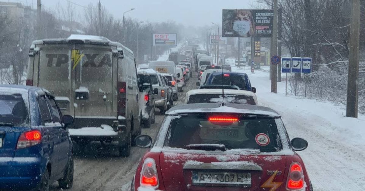 В Запорожье застряли фуры, а в Одессе на дежурстве травмпункты: как Украина борется с непогодой