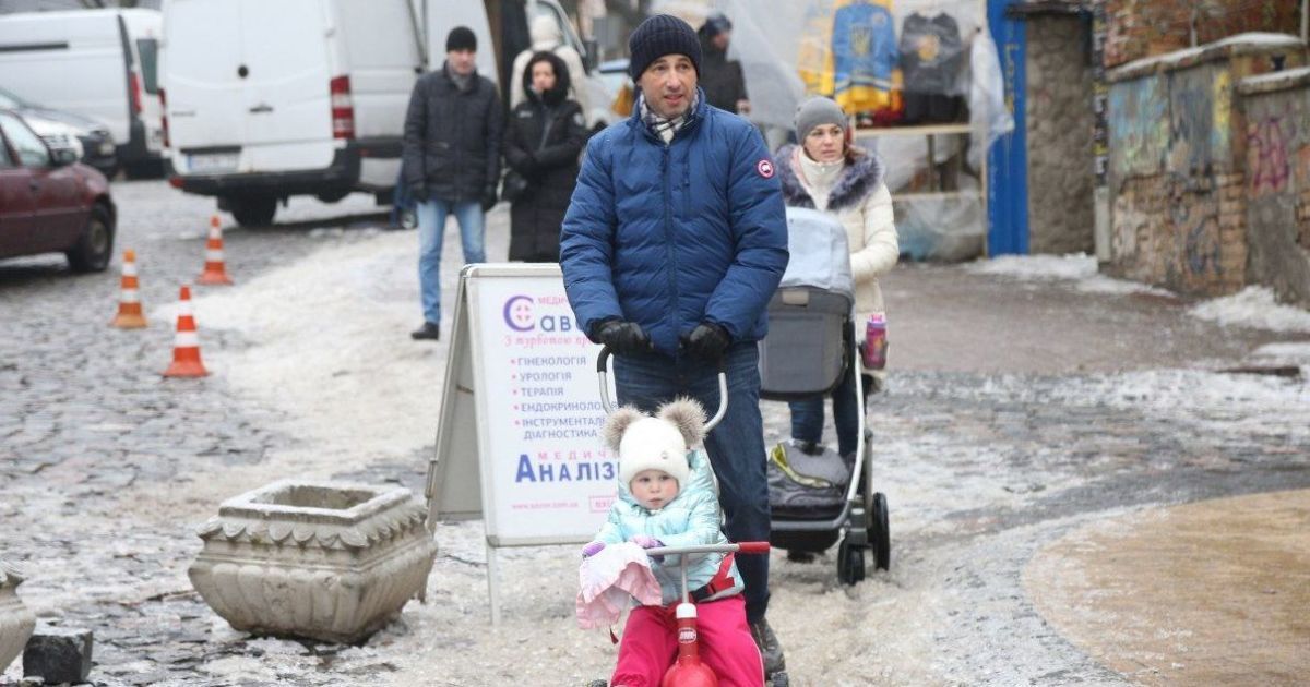 Сильний вітер, хуртовини та ожеледиця: у Києві оголошено перший рівень небезпечності
