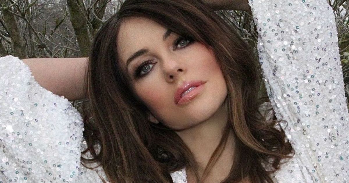 У рожевій сукні і з коктейлем в руці: Елізабет Герлі у яскравому образі повеселилася на вечірці