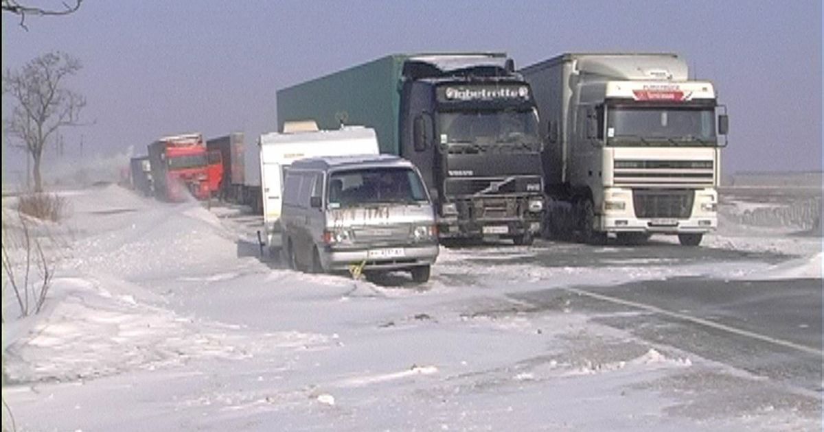 В Харьков из-за непогоды запретили пропускать фуры