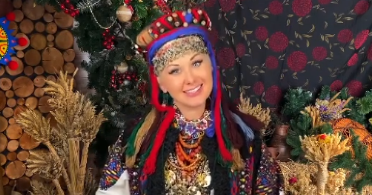 В аутентичном наряде XIX века: Екатерина Бужинская защедровала в национальном образе