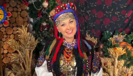 В аутентичном наряде XIX века: Екатерина Бужинская защедровала в национальном образе