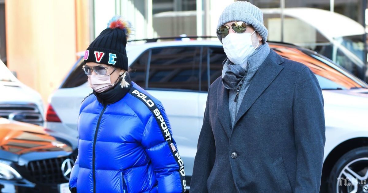 За руку с любимым: 57-летняя Иоланда Хадид в объективах папарацци