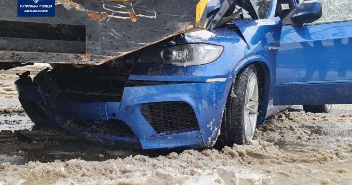 В Одессе автомобиль столкнулся с автокраном: пострадали дети (фото)