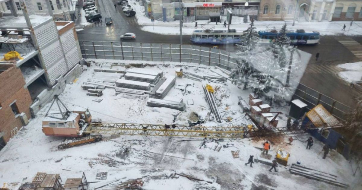 У центрі Харкова на вагончик з робітниками впав будівельний кран