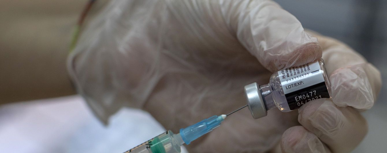 Pfizer та BioNTech придумали, як наростити виробництво вакцини для країн ЄС