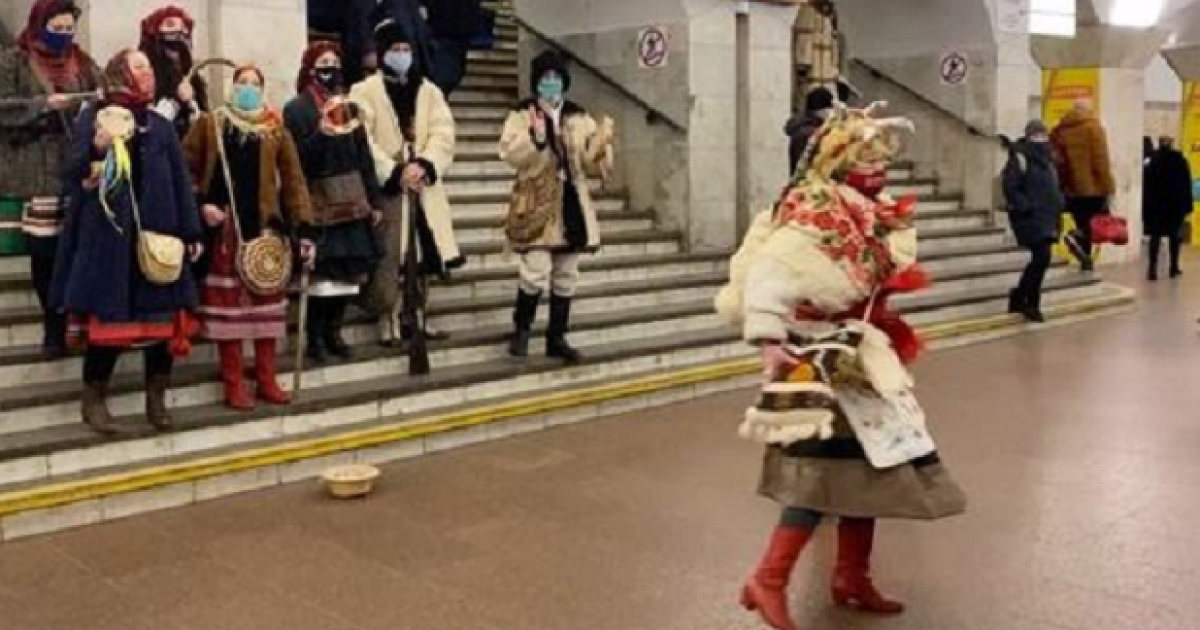 У київському метро вертеп "водив козу": відео