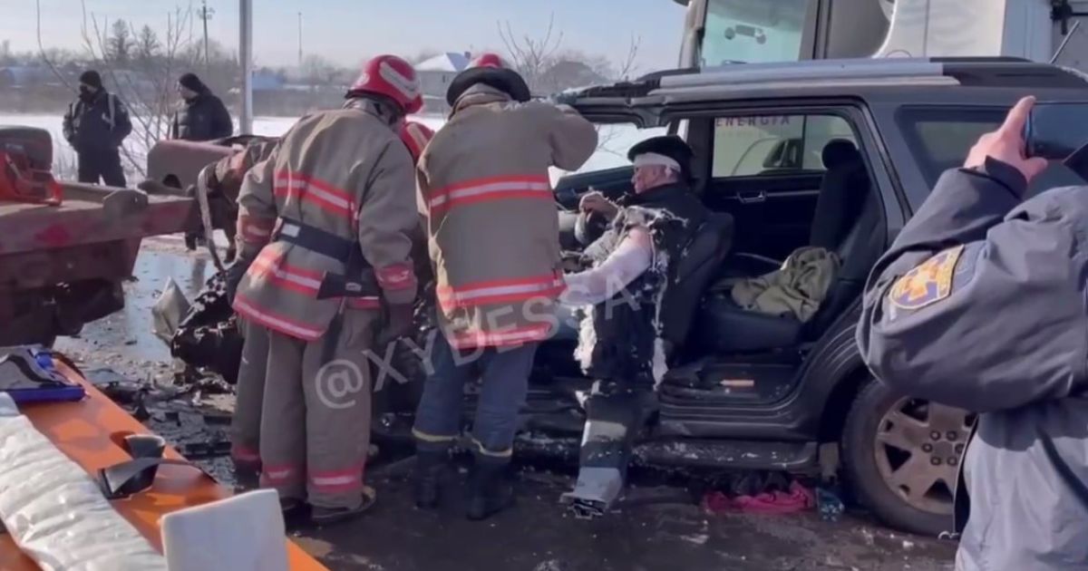 Під Одесою легковик влетів у вантажівку: водій застряг в понівеченому авто (фото)