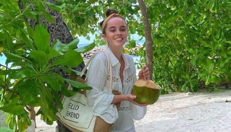 Відпочиває на Мальдівах: учасниця шоу "Холостяк-10" у лазневому рушнику попила кави на балконі