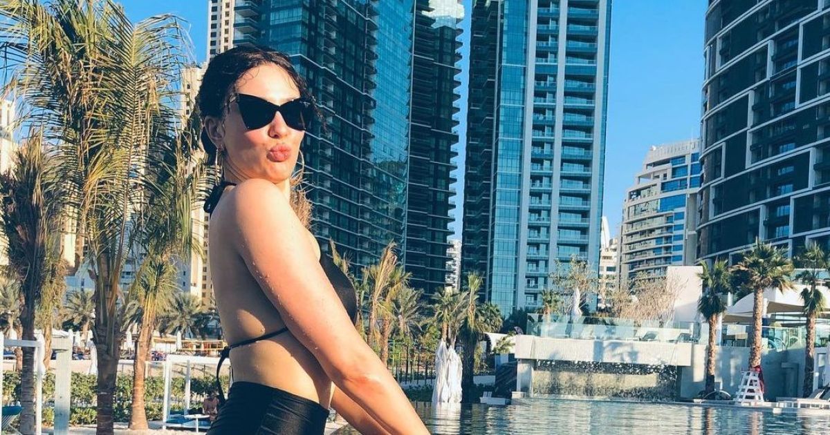 MARUV в купальнике томно позировала в бассейне