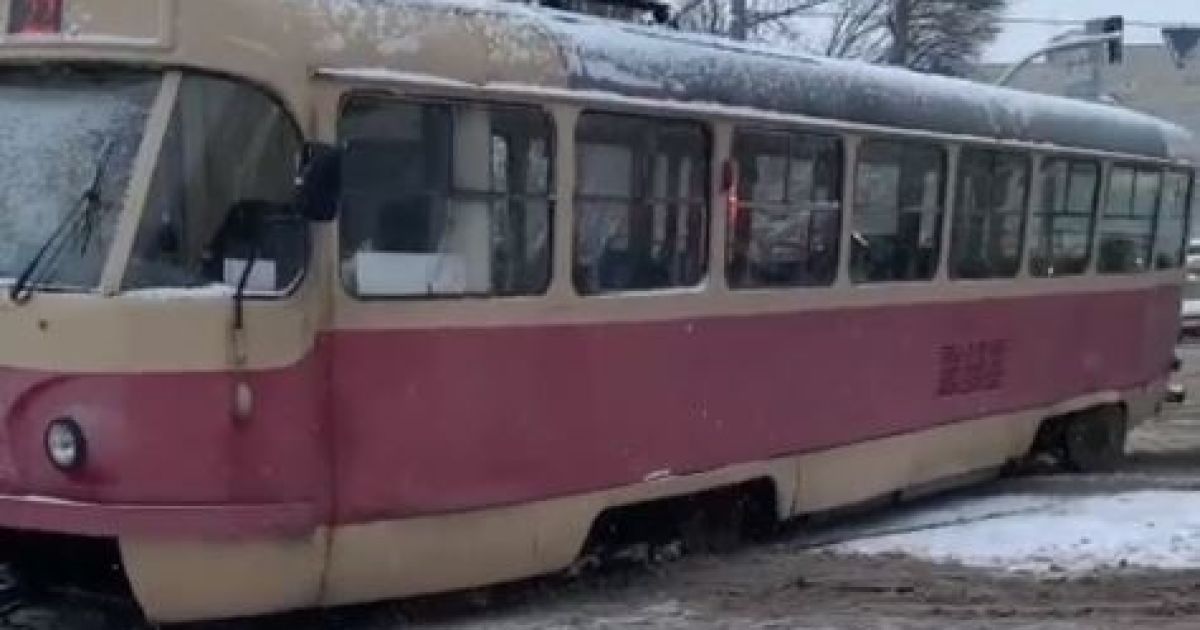 В Киеве трамвай сошел с рельсов и заблокировал движение
