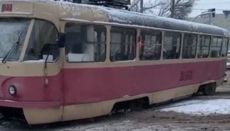 В Киеве трамвай сошел с рельсов и заблокировал движение