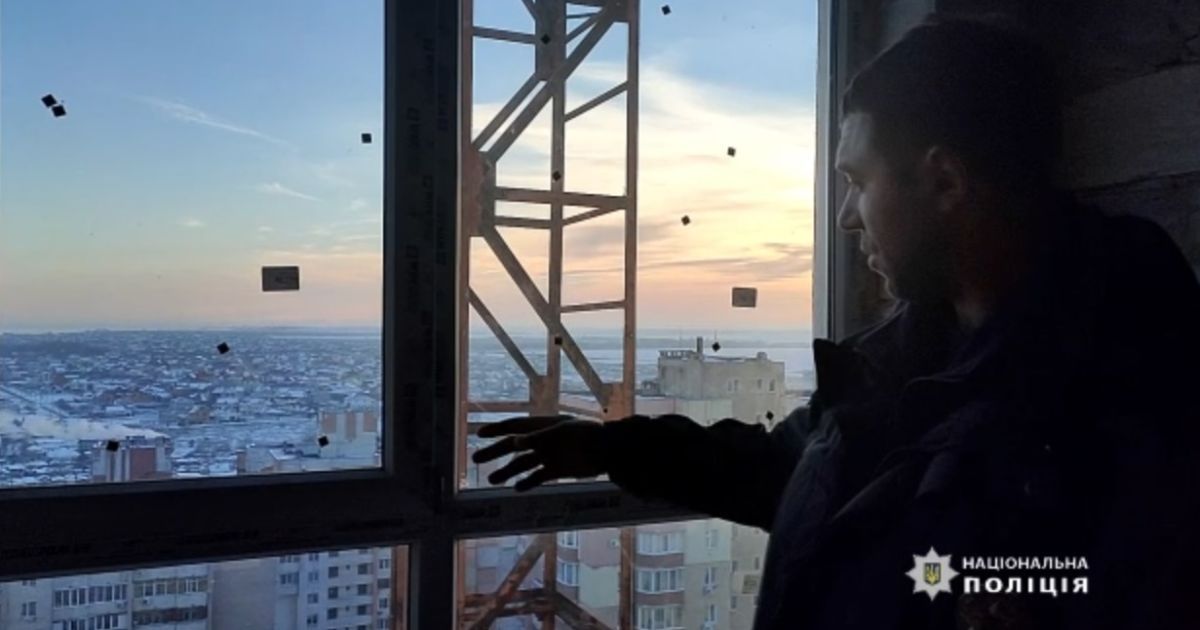 Заліз на 22-й поверх і намагався стрибнути: в Одеській області хлопця врятували від самогубства (фото, відео)