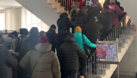 Тарифный штурм: в Житомире жители захватили здание облсовета (видео)