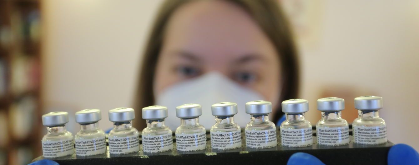 Україна в лютому отримає 117 тисяч доз вакцини Pfizer-BioNTech: кого щеплюватимуть першими