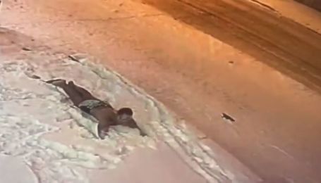 У Луцьку молодик в самих лише трусах влаштував собі на узбіччі сніжні "ванни"