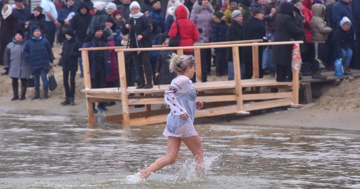 Чи можна пірнати в ополонку на Водохреще перехворілим на COVID-19: відповідь лікаря