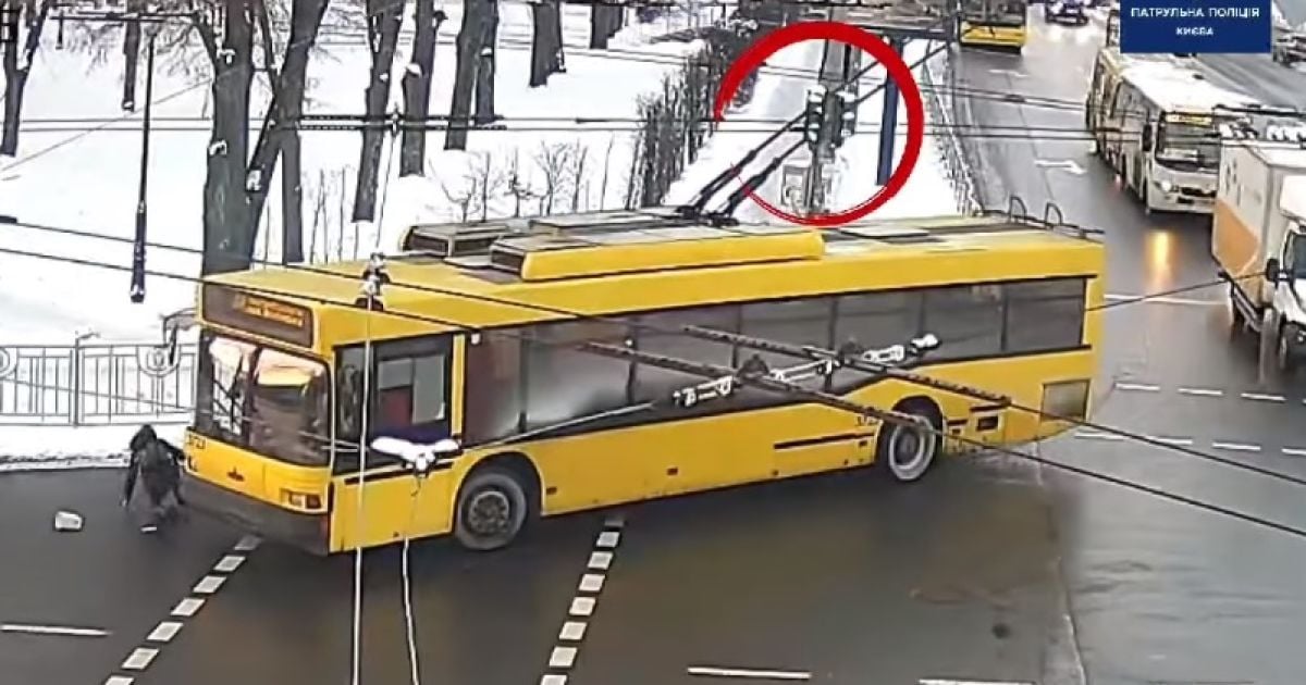 У Києві тролейбус збив жінку на пішохідному переході: поліція оприлюднила відео ДТП