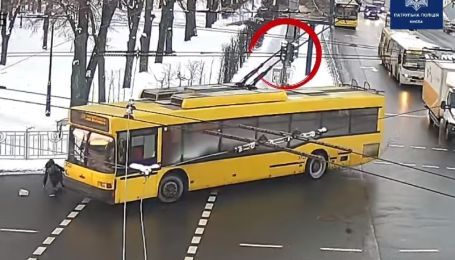 У Києві тролейбус збив жінку на пішохідному переході: поліція оприлюднила відео ДТП