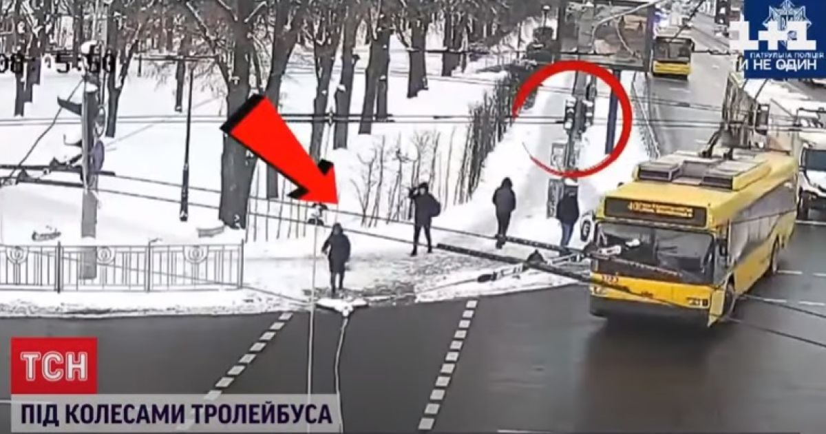 Прямувала на роботу, а потрапила під колеса тролейбуса: як почувається постраждала киянка