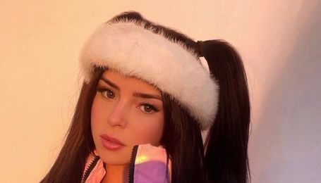 Провокационная Деми Роуз расстегнула куртку и показала обнаженную грудь