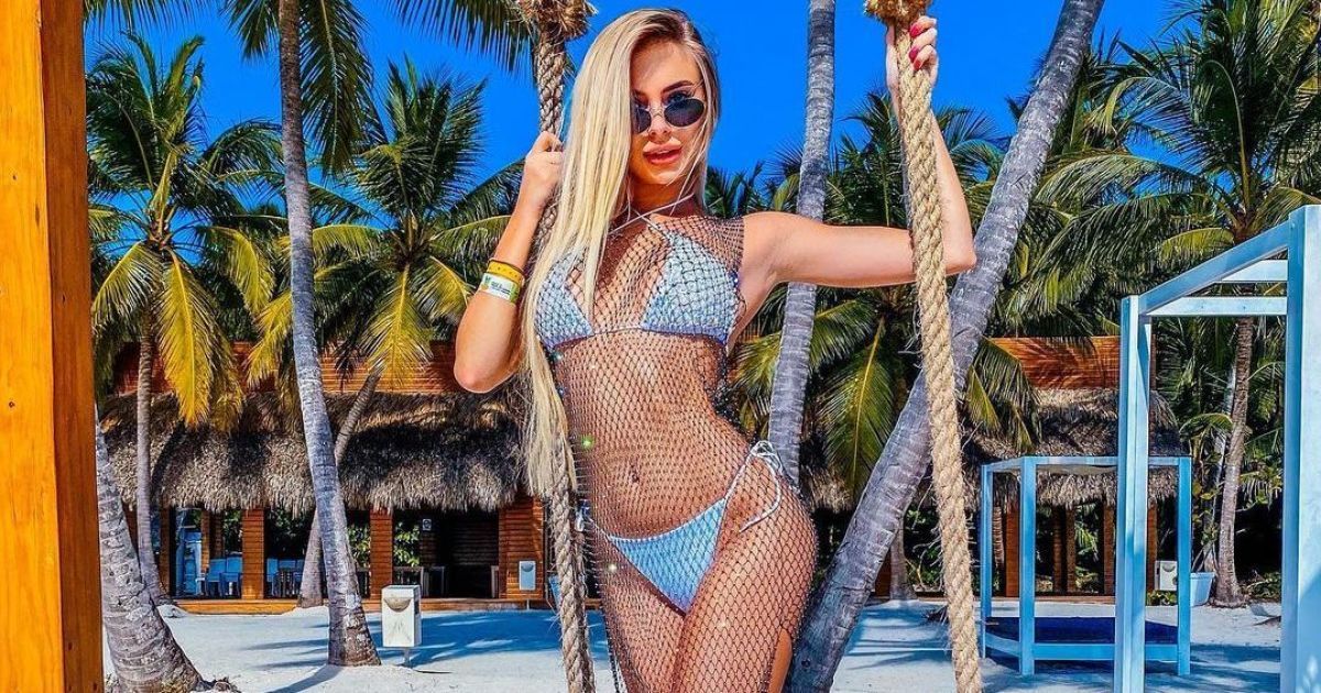 "Ну как вам?": сексапильная подруга игрока "Шахтера" приоткрыла грудь для черно-белой фотосессии