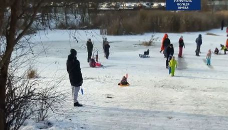 "Тримався однією рукою": у Києві патрульний врятував хлопчика, який провалився під кригу