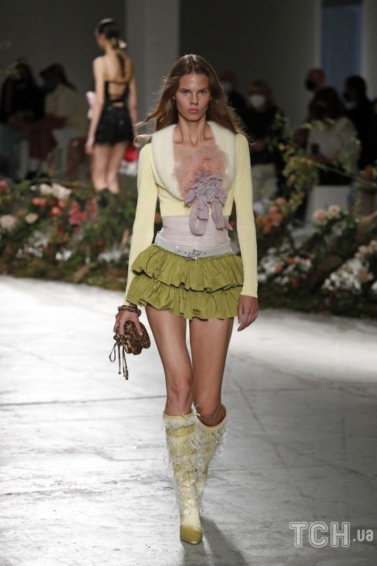 Пастельні тони і ефектне взуття в колекції Blumarine сезону весна-літо 2021