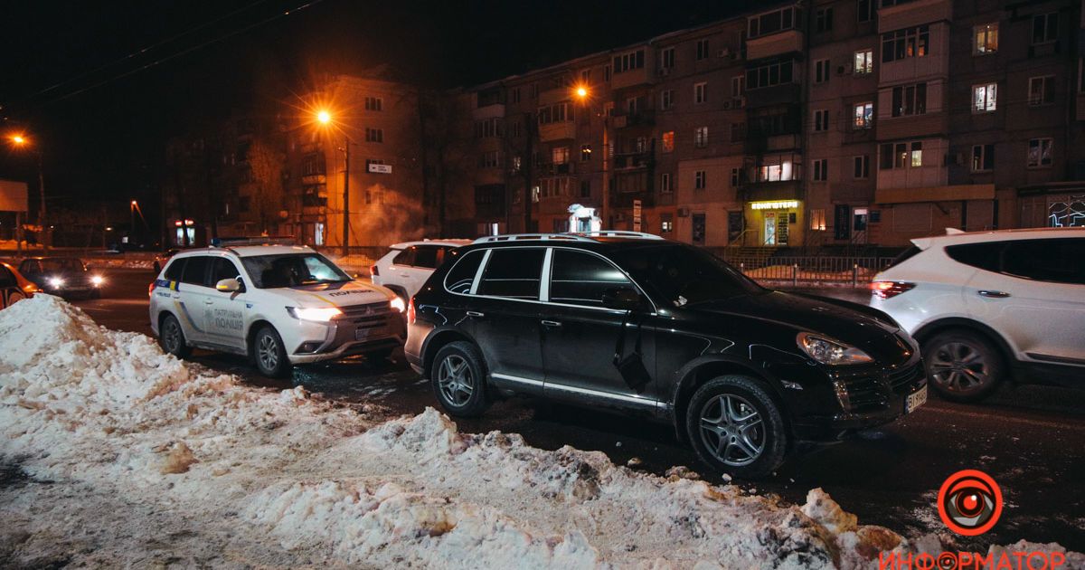 У Дніпрі водій Porsche Cayenne наїхав на патрульного і зник