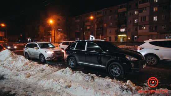 У Дніпрі водій Porsche Cayenne наїхав на патрульного і зник