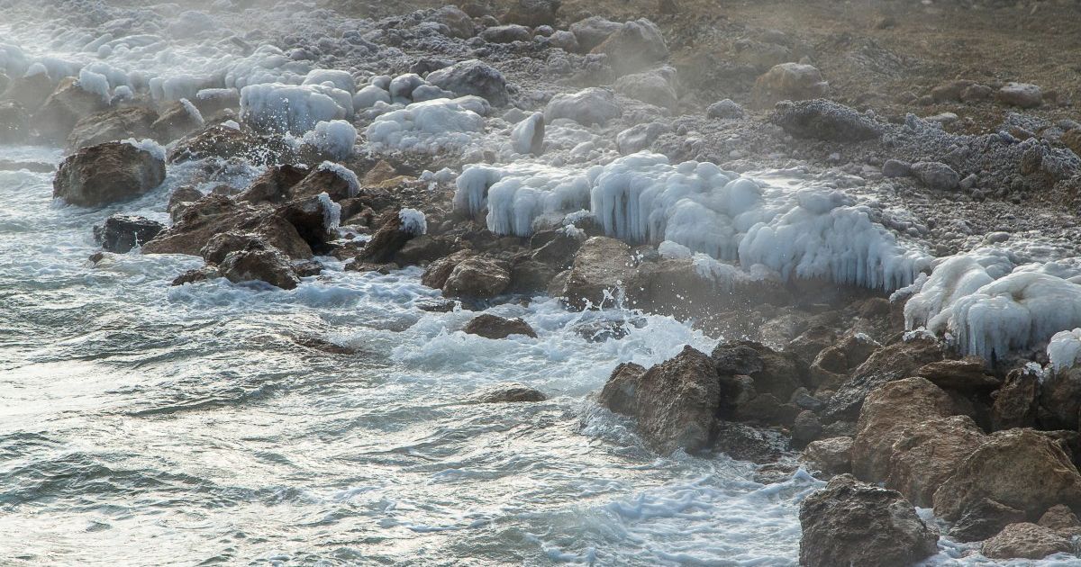 Нічні купання на Водохреще: в Одесі відчайдухи встигли пірнути у холодне море ще до світанку